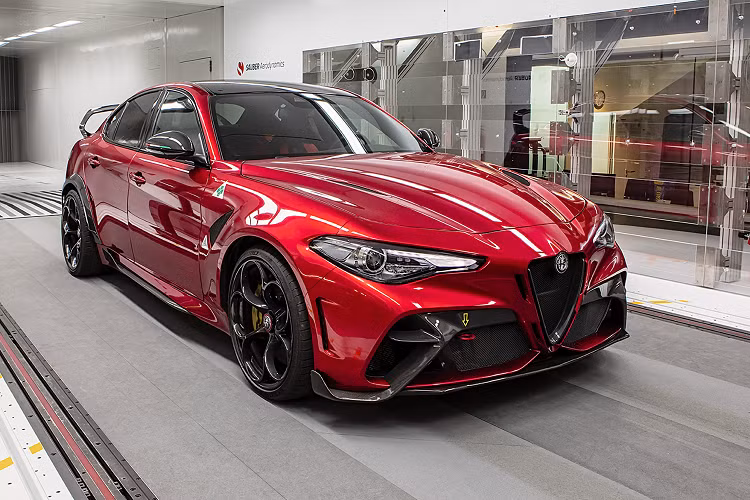 "Tôi không muốn những khách hàng của Alfa Romeo phải cảm thấy bất tiện khi các sản phẩm chuyển từ xăng sang điện. Vấn đề mà chúng tôi luôn cân nhắc không phải là có nên làm xe điện hay không, mà là làm sao thực hiện điều đó mà vẫn giữ được cảm giác lái chính xác và độ linh hoạt của chiếc xe, những điểm đặc sắc làm nên thương hiệu Alfa Romeo bấy lâu nay," ông Imparato cho biết.