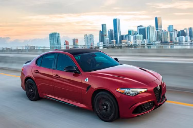 Dự kiến vào năm 2025, bản mới của Alfa Romeo Giulia và Giulia Quadrifoglio được phát triển dựa trên nền tảng STLA Large của tập đoàn Stellantis sẽ ra mắt, kèm theo hiệu năng cực cao.