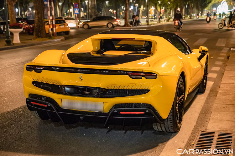 Nội thất của 296 GTB phát triển từ SF90 Stradale nhưng thiết kế tối giản, hướng đến người lái nhiều hơn. Vô-lăng vát đáy tích hợp lẫy chuyển số, nút xoay chọn chế độ lái và các phím chức năng. Trên táp-lô là màn hình hiển thị thông tin vòng tua máy, tốc độ và một số thông tin khác...