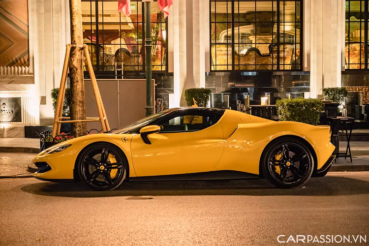 Ferrari 296 GTB có kích thước chiều dài × rộng × cao lần lượt là 4.565 × 1.958 × 1.187 mm. Thân xe có thiết kế mềm mại cùng một hốc gió giúp di chuyển luồng khí nhằm hạ nhiệt cho khối động cơ V6. Nóc xe sơn đen tạo sự tương phản với tổng thể chiếc xe.