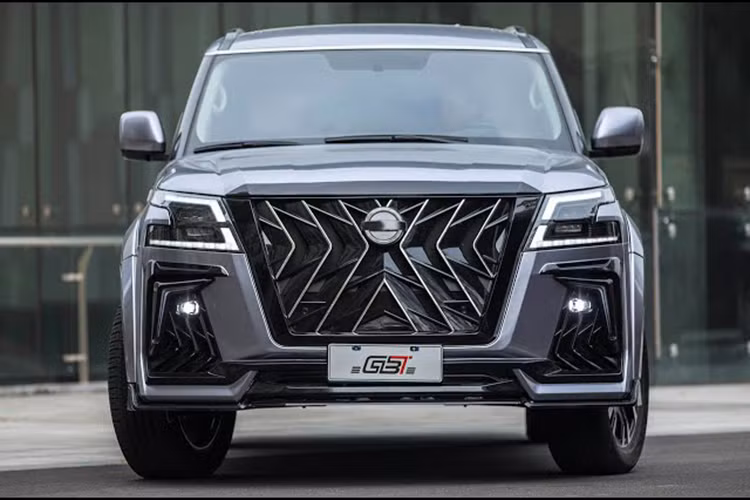 Để làm cho mẫu SUV cỡ lớn này trở nên hấp dẫn hơn trong mắt người tiêu dùng, mới đây, BB Motorsport - một hãng độ nổi tiếng tới từ Nam Phi đã ra mắt gói nâng cấp mới với tên gọi Black Hawk dành cho Nissan Patrol.