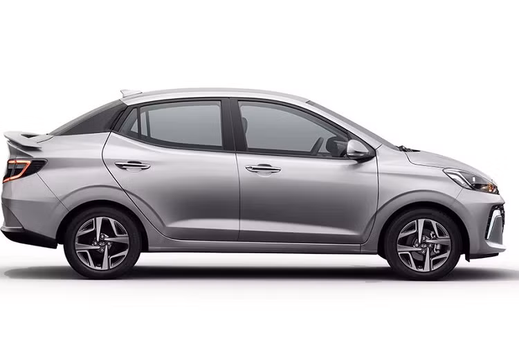 Bên sườn, Hyundai Aura 2023 giữ nguyên thiết kế cũ, ngay cả vành la-zăng. Tương tự như vậy, khu vực phía sau xe cũng chỉ có thay đổi nhỏ là nẹp mạ crôm nằm giữa 2 đèn hậu và cánh gió trên nắp cốp.