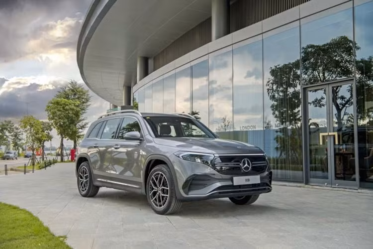  Mercedes-Benz EQB 250 Mẫu xe sang điện Mercedes-Benz EQB thu hút sự chú ý của khách hàng Việt Nam bởi mức giá khá dễ tiếp cận. Xe được phân phối với chỉ một phiên bản EQB 250, có mức giá khởi điểm 2,289 tỷ đồng. Xét trong phân khúc, EQB 250 hiện vẫn chưa có đối thủ trực tiếp.