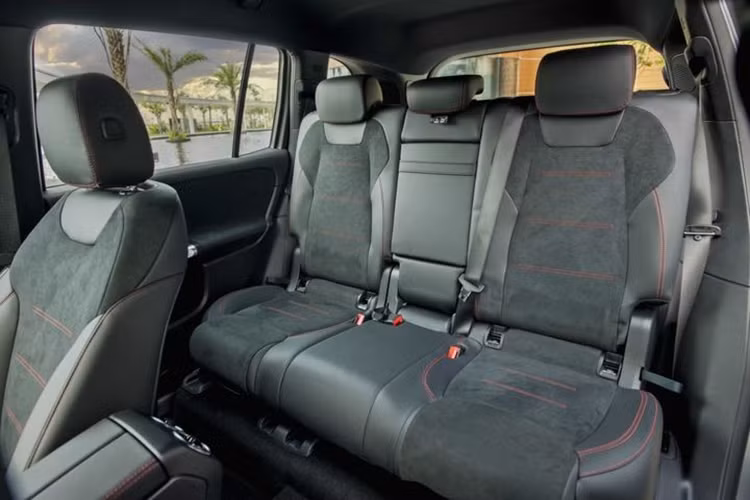 EQB 250 sở hữu không gian nội thất sang trọng với hàng loạt trang bị tiên tiến, bao gồm cụm màn hình đôi kích thước 10,25 inch, hệ thống thông tin giải trí MBUX hỗ trợ Apple CarPlay/Android Auto và dàn âm thanh 10 loa công suất 225W.