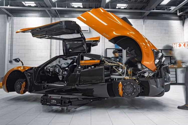 Cùng chờ xem Pagani Huayra liệu sẽ về Tây Nguyên ở ẩn cùng "bạn bè" hay Minh"Nhựa lại quay xe, để mẫu hypercar được mệnh danh thần gió sẽ xếp lốp cùng McLaren Elva.