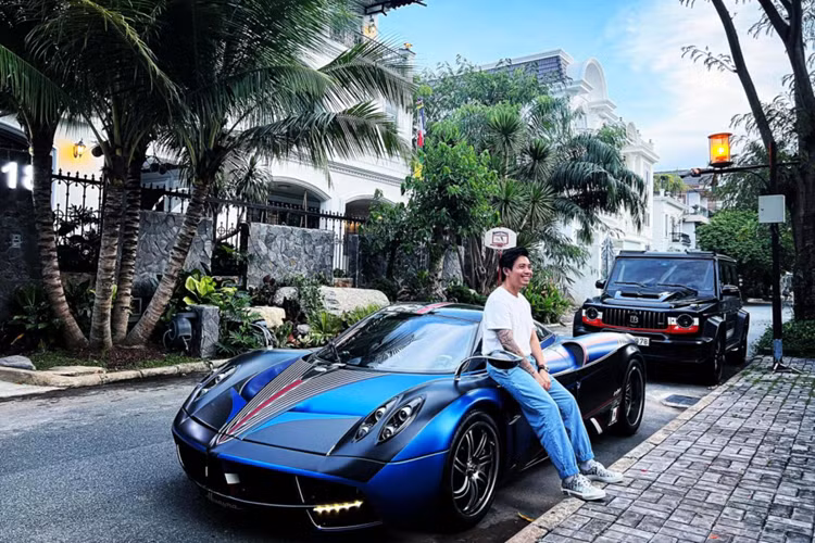 Sau khi chi 190 tỷ đồng tậu McLaren Elva về gara, thì mới đây, đại gia Minh Nhựa lại tiếp tục làm cộng đồng mê xe xôn xao khi đăng tải thông tin rao bán Pagani Huayra độc nhất Việt Nam. Hiện chưa rõ siêu phẩm này sẽ được “sang tay” với mức giá bao nhiêu.