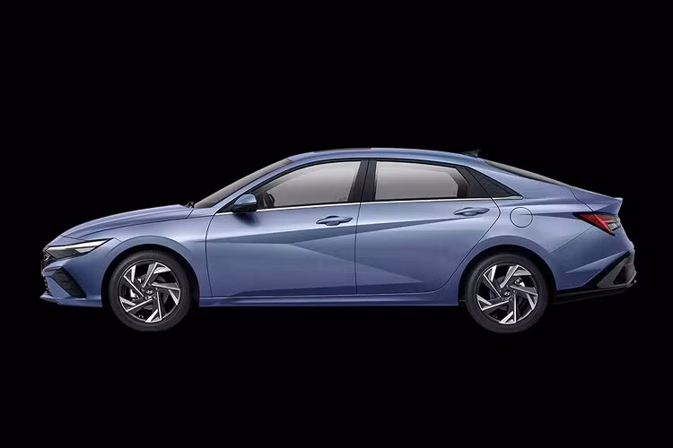 Bộ vành này có thiết kế đa chấu thể thao, tương tự Hyundai Accent 2023. Đằng sau xe chỉ có một vài thay đổi nhỏ như cản sau được bao quanh bằng nẹp màu bạc mới. Bên dưới cản sau còn có bộ khuếch tán gió mới, tạo cảm giác thể thao hơn. Đèn phản quang của xe cũng được chuyển lên vị trí cao hơn trên cản sau.