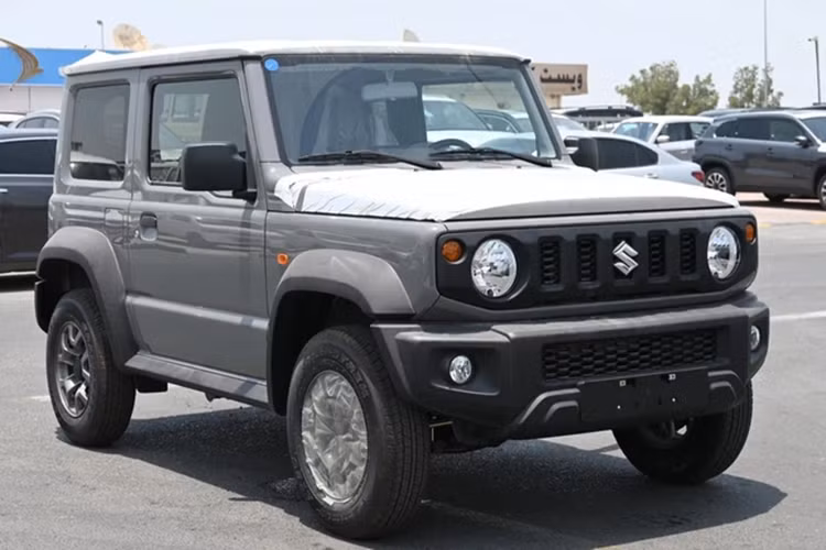 "Trái tim" của mẫu SUV này là động cơ xăng có mã K15B với 4 xi-lanh thẳng hàng, dung tích 1.5L, sản sinh công suất tối đa 75 kW (khoảng 100 mã lực) tại tua máy 6.000 vòng/phút. Động cơ đồng hành với hộp số tự động 4 cấp và hệ dẫn động 4 bánh. Đây cũng là động cơ hiện đang được dùng cho Suzuki XL7 ở Việt Nam.