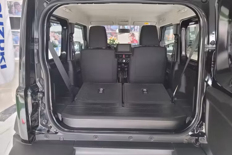 Trang bị nội thất khá cơ bản với ghế bọc nỉ, vô lăng tích hợp phím chức năng, đồng hồ analog với màn hình đa thông tin đơn sắc, màn hình cảm ứng trung tâm 7 inch, hỗ trợ Apple CarPlay/Android Auto, điều hòa tự động 1 vùng, hệ thống AM/FM/Radio/MP3/WMA, khe thẻ nhớ SD, kết nối Bluetooth, cổng USB và 2 loa.