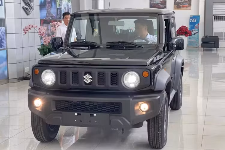 Thay vào đó, mẫu xe này chỉ có thiết kế 3 cửa cùng kích thước dài x rộng x cao lần lượt 3.645 x 1.645 x 1.720 mm và chiều dài cơ sở 2.250 mm. Như vậy, Suzuki Jimny có chiều dài cơ sở kém cả các mẫu xe hạng A đang bán tại Việt Nam như Kia Morning hay Hyundai Grand i10.