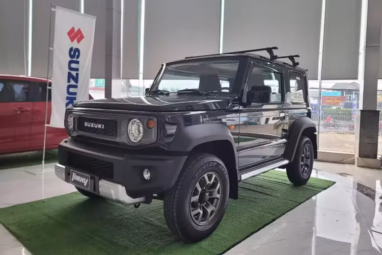 Sau khi được trưng bày tại một sự kiện ở Tp. HCM vào hồi 8 năm nay, Suzuki Jimny 2023 mới đã bắt đầu có mặt tại các đại lý. Tuy nhiên, hiện mẫu xe được mệnh danh "chuyên cơ mặt đất" này chưa được bán ra thị trường. Giá bán của xe cũng chưa chính thức được công bố.