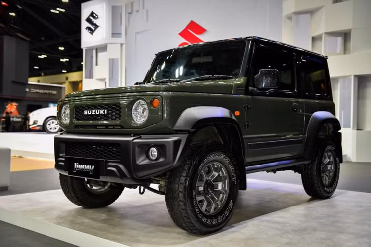 Thế mạnh của Suzuki Jimny nằm ở khả năng off-road nhờ được trang bị khung gầm rời đúng nghĩa SUV. Bên cạnh đó là hệ thống treo trước/sau dùng lò xo trụ, góc tiếp cận 37 độ, góc vượt đỉnh dốc 28 độ, góc thoát 49 độ và hệ dẫn động 4 bánh AllGrip 4WD với chế độ cầu nhanh, cầu chậm.