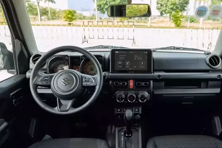 Thông tin cụ thể về trang bị của Suzuki Jimny tại Việt Nam chưa được công bố. Tuy nhiên, xe dự kiến sẽ có đèn pha LED tự động bật/tắt, đèn sương mù, đèn hậu LED, vành hợp kim 15 inch, lốp 195/80R15 và lốp dự phòng nằm giữa cửa cốp. Bên trong "tiểu Mercedes-Benz G-Class" là không gian nội thất chỉ có 4 chỗ ngồi.