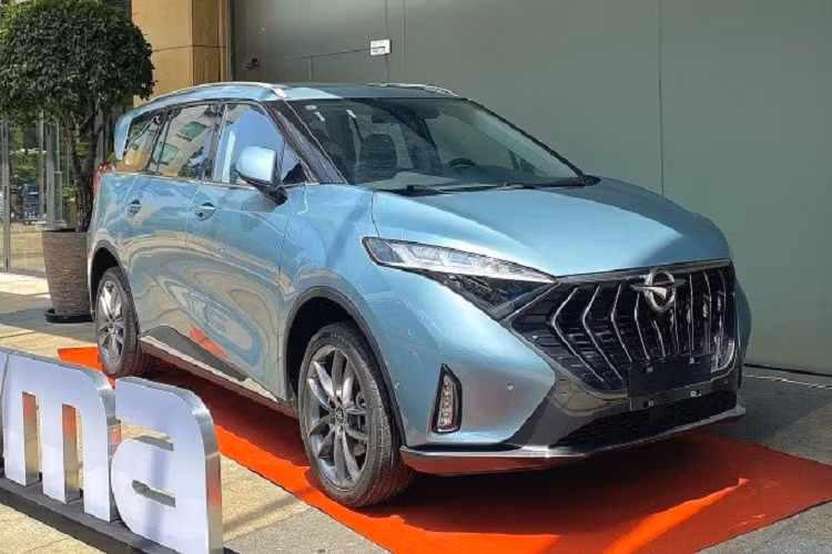 Xe sẽ dùng cửa mở thông thường thay vì cửa lùa, tương tự các đối thủ cùng phân khúc. Với chiều dài cơ sở lớn, MPV chỡ nhỏ Haima 7X về Việt Nam hứa hẹn mang đến không gian nội thất khá rộng rãi. 