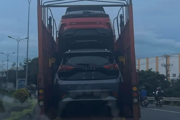 Vào hồi đầu năm nay, hãng xe Trung Quốc Haima đã tiết lộ kế hoạch quay trở lại Việt Nam thông qua nhà nhập khẩu và phân phối mới là Carvivu. Có vẻ như ngày những mẫu xe Haima ra mắt Việt Nam không còn xa. Những hình ảnh chụp 2 chiếc xe Haima được vận chuyển trên đường phố Việt mới đây đã chứng tỏ điều đó. 