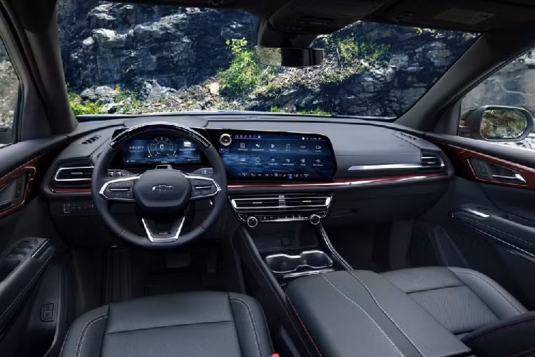 Trong thời gian qua, nội thất của xe Chevrolet đã được cải tiến rất nhiều so với trước. Nội thất của Chevrolet Traverse 2024 là minh chứng mới nhất. Bên trong mẫu xe này là không gian rộng rãi, thoáng đãng hơn và chất liệu nội thất có chất lượng cao hơn. Điểm nhấn của xe nằm ở bảng đồng hồ kỹ thuật số 11 inch, nối liền với màn hình cảm ứng trung tâm có kích thước lên đến 17,7 inch.