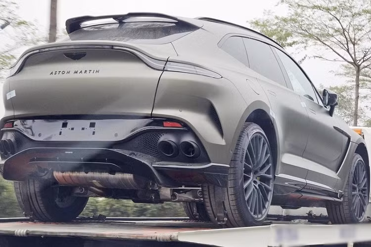 Đến nay, trên mạng xã hội đã xuất hiện hình ảnh rõ nét hơn về SUV Aston Martin DBX 707 thứ 3 về nước. Cụ thể, những bức ảnh được chụp khi chiếc Aston Martin DBX 707 đang được vận chuyển trên đường phố Hà Nội bằng xe cứu hộ.