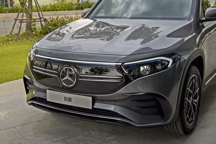 SUV điện Mercedes-Benz EQB 250 sở hữu kích thước dài/rộng/cao lần lượt là 4.684mm/1.829mm/1.688mm. Không gian rộng rãi với chiều dài cơ sở 2.829mm được phát triển dựa trên chiều dài của mẫu xe GLB. Dung tích sử dụng trong khoang hành lý là 495L và có thể mở rộng đến 1.710L. Tựa lưng hàng ghế thứ 2 có thể gập lại được, từ đó giúp mở rộng dung tích sử dụng thêm 140mm khi cần thiết. 