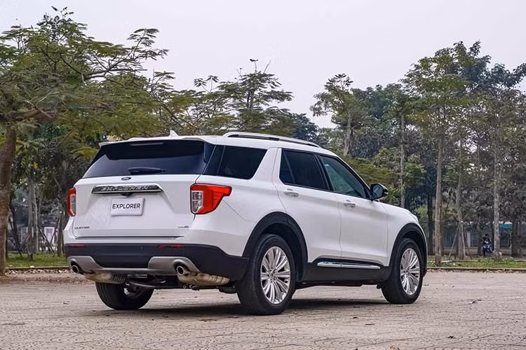 Đầu tiên phải kể tới khối động cơ EcoBoost 4 xi-lanh dung tích 2.3L kết hợp với hộp số tự động 10 cấp và hệ dẫn động 4 bánh toàn thời gian. Mẫu xe SUV Ford Explorer có thể đạt công suất cực đại 300 mã lực và lực mô-men xoắn tới 432 Nm.