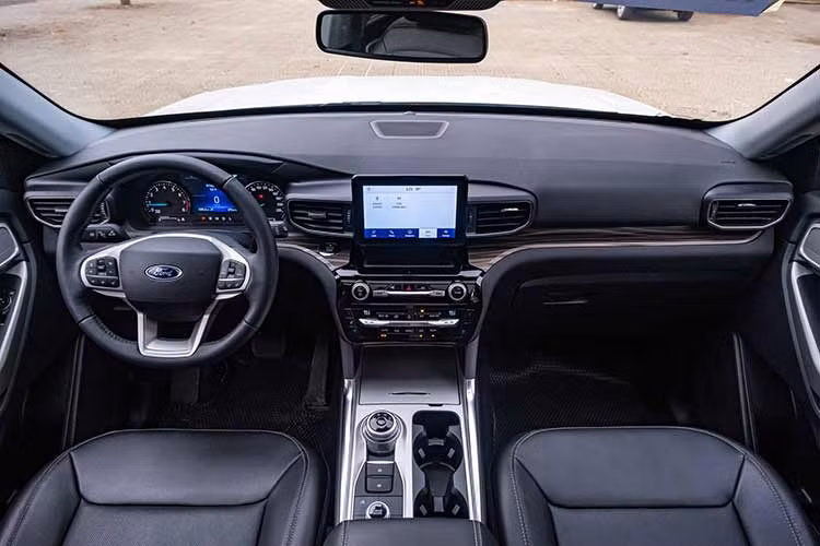 Về các tính năng thông minh hỗ trợ lái, Explorer được nhà sản xuất Mỹ trang bị gói Ford Co-Pilot 360 "xịn xò" với khả năng hỗ trợ đánh lái tránh va chạm và kiểm soát hành trình thích ứng (Adaptive Cruise Control).