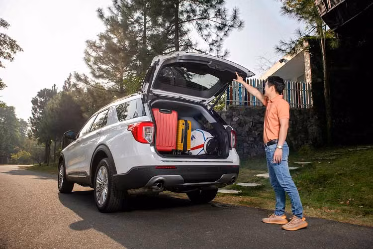 Nói như vậy không có nghĩa Ford Explorer vượt trội hơn các mẫu xe sang. Mỗi chiếc xe đều mang một giá trị riêng; và đối với xe sang, trải nghiệm sử dụng cũng như giá trị thương hiệu là những thứ dù vô hình nhưng lại luôn được khách hàng đong đếm và ưu tiên khi bỏ tiền ra để sở hữu.