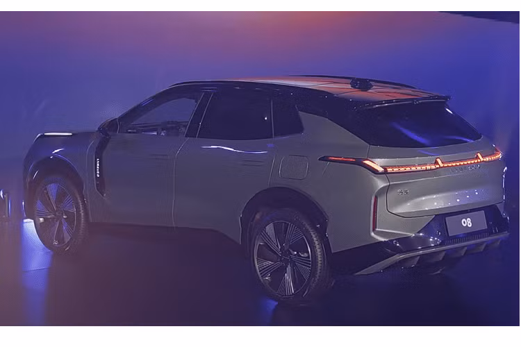 Hãng xe Lynk &amp; Co còn gọi dải đèn chạy xuyên qua lưới tản nhiệt ở mặt trước là dải công nghệ đường chân trời đô thị. Được biết, bộ đèn mới chứa 32 đèn LED ma trận bên trong và có các dải đèn khác ở hai bên đầu xe, mang đến nhiều hiệu ứng lạ mắt.