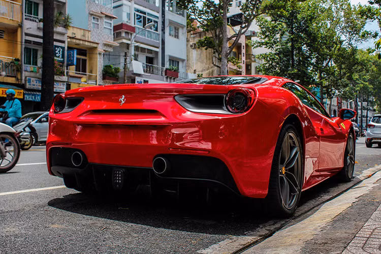 Siêu xe Ferrari 488 GTB mới về đội xe của ông Đặng Lê Nguyên Vũ được trang bị khối động cơ V8, tăng áp kép, dung tích 3.9 lít, sản sinh công suất tối đa 661 mã lực tại vòng tua máy 8.000 vòng/phút và mô-men xoắn cực đại 760 Nm tại 3.000 vòng/phút.