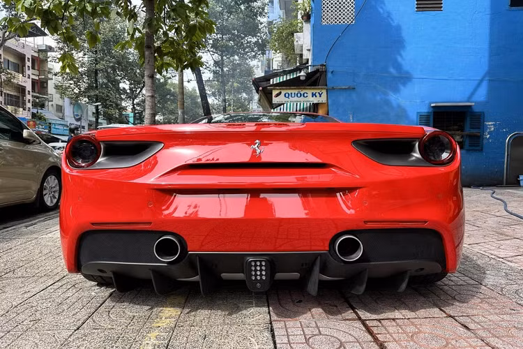 Thông tin ông Đặng Lê Nguyên Vũ tậu Ferrari 488 GTB đã gây ngạc nhiên với nhiều người mê xe, bởi trước đó ông từng bán đi mẫu xe này và sau đó vào tháng 7/2023 vừa qua, Chủ tịch Trung Nguyên cũng đã sắm cho mình 1 chiếc siêu xe Ferrari 488 GTB khác mang màu đen.
