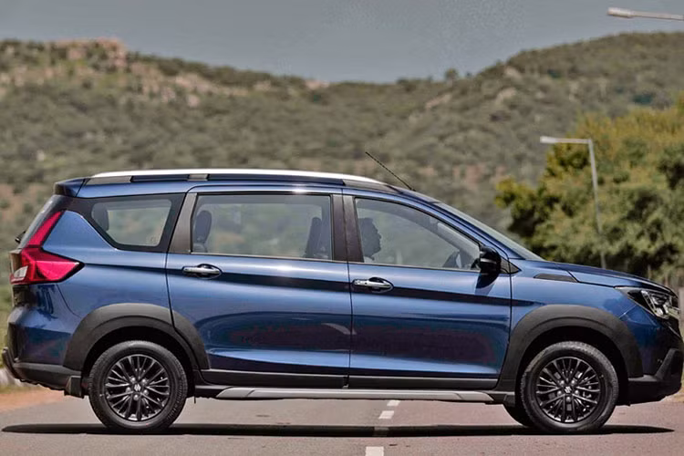 Theo đó, thay đổi của mẫu xe MPV Suzuki XL7 Hybrid 2024 sẽ chủ yếu tập trung ở khu vực ngoại thất. Tại đây, xe sẽ được bổ sung lưới tản nhiệt màu đen mới, đèn pha LED và dải đèn LED định vị ban ngày DRL. Đèn pha của xe sẽ có thêm tính năng tự động bật/tắt với cảm biến ánh sáng và thêm tính năng chờ dẫn đường (Guide Me Home) mới