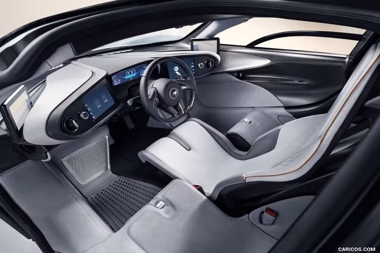 Speedtail được khẳng định là siêu xe nhanh và sang trọng nhất của McLaren. Ben trong là không gian nội thất chỉ có 3 chỗ ngồi với ghế lái bằng sợi carbon nằm giữa. Tuy nhiên, sự tương đồng giữa F1 và Speedtail cũng dừng ở đây khi siêu xe mới của McLaren sử dụng hệ thống động cơ hybrid có công suất tối đa 1.035 mã lực và mô-men xoắn cực đại 1.149 Nm. 