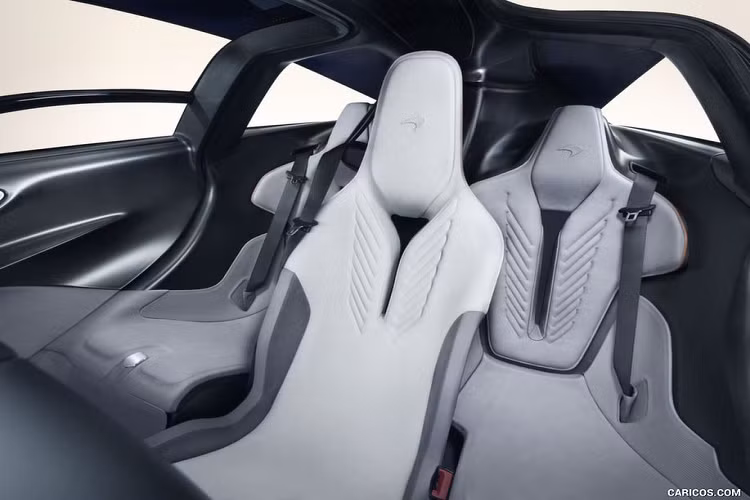 Sức mạnh kể trên cộng với trọng lượng khô chỉ 1.430 kg, McLaren Speedtail có thể tăng tốc từ 0-300 km/h trong thời gian chỉ 12,8 giây. Như vậy, McLaren Speedtail có thời gian tăng tốc nhanh hơn 0,3 giây so với Bugatti Chiron vốn sở hữu công suất tối đa 1.479 mã lực. Ngoài ra, McLaren Speedtail còn có vận tốc tối đa 402 km/h.