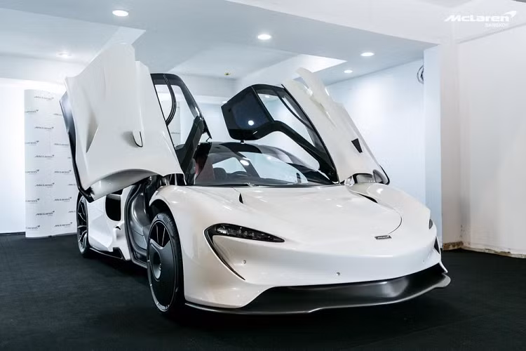McLaren Speedtail triệu đô xuất hiện tại Thái Lan vào tháng 3/2021, nhưng mới đây, sau hơn 2 năm về nước nó mới được chủ nhân cho lăn bánh trên đường phố Bangkok. Siêu xe 3 chỗ ngồi McLaren Speedtail đầu tiên đến Thái Lan có giá ước tính hơn 145 tỷ đồng. Sự xuất hiện của McLaren Speedtail trên phố Thái Lan khiến nhiều người chú ý.