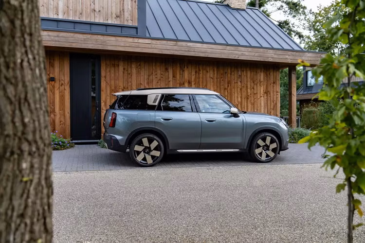 Countryman C cấu hình Essential sở hữu ngoại thất tương đối cơ bản với ốp nhựa màu đen và mâm hợp kim 17 inch, bảng màu hạn chế bao gồm màu bạc hoặc kim loại đen tùy chọn.