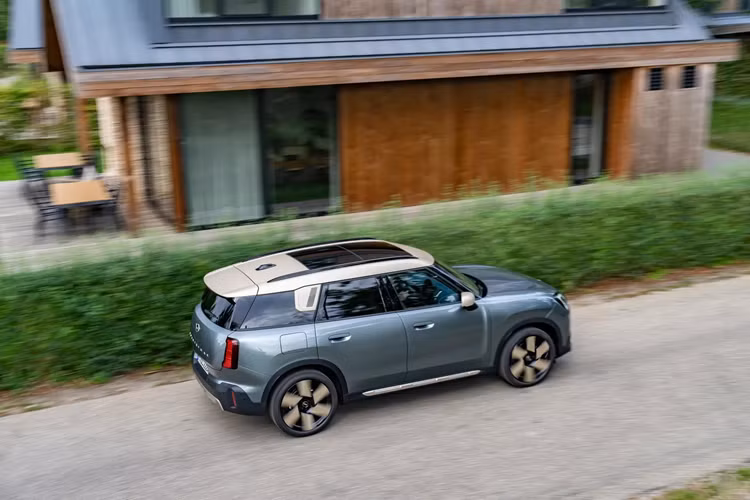 Tổng công suất của mẫu xe crossover MINI Countryman C có thể đạt được là 168 mã lực (125 kW) và mô-men xoắn cực đại 280 Nm, kết nối với hộp số ly hợp kép 7 cấp truyền sức mạnh tới bánh trước.