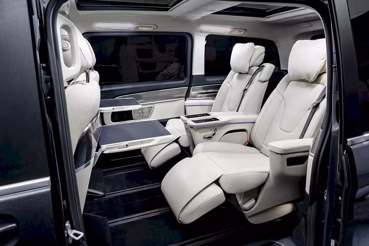 Những khách hàng quan tâm đến V-Class và EQV còn được chọn thêm các gói trang bị ngoại thất như AMG Line hay Night để cá nhân hóa chiếc xe thêm nữa, điều này không có đối với Vito và eVito. Tùy thuộc vào cấp độ trang bị, V-Class và EQV dùng đèn pha LED Multibeam và có dải đèn LED xung quanh lưới tản nhiệt.