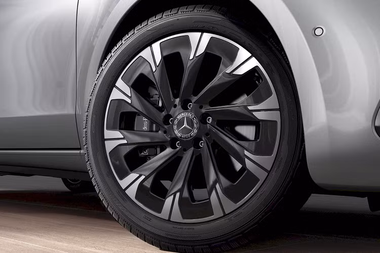 Tính đến thời điểm hiện tại, Mercedes-Benz đã bán được 40.000 chiếc xe van thuần điện, với mục tiêu hướng đến vào năm 2030 là chúng sẽ chiếm nửa tổng doanh số toàn bộ các loại xe van. Nhà sản xuất ô tô Đức đang nỗ lực đẩy mạnh kế hoạch này khi dự kiến sẽ giới thiệu nền tảng khung gầm mới chuyên dành cho xe van điện mang tên VAN.EA vào năm 2026.