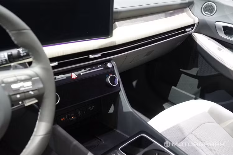 Phiên bản thể thao N Line có cặp ống xả thể thao và bộ vành 19 inch thiết kế riêng. Hyundai Sonata 2024 có tổng cộng 8 tuỳ chọn màu sơn