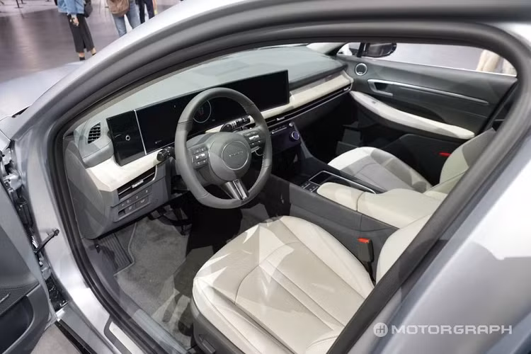 Bên trong cabin, Hyundai Sonata 2024 gây ấn tượng với màn hình cong cỡ lớn nằm trên taplo. Màn hình này gồm bảng đồng hồ kỹ thuật số và màn hình giải trí có cùng kích thước 12,3 inch, ghép chung lại tạo thành một thể thống nhất.