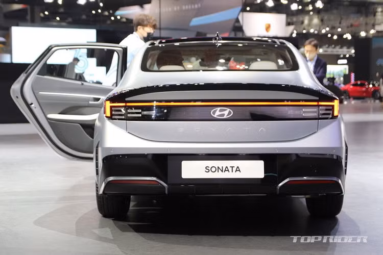 Về truyền động, Hyundai Sonata 2024 có 5 tuỳ chọn động cơ, gồm: máy xăng 4 xi-lanh, tăng áp, dung tích 2.5L; máy xăng tăng áp, dung tích 1.6L; máy xăng hút khí tự nhiên, dung tích 2.0L; hệ truyền động hybrid với máy xăng 2.0L; và động cơ chạy bằng khí nén thiên nhiên LPG.