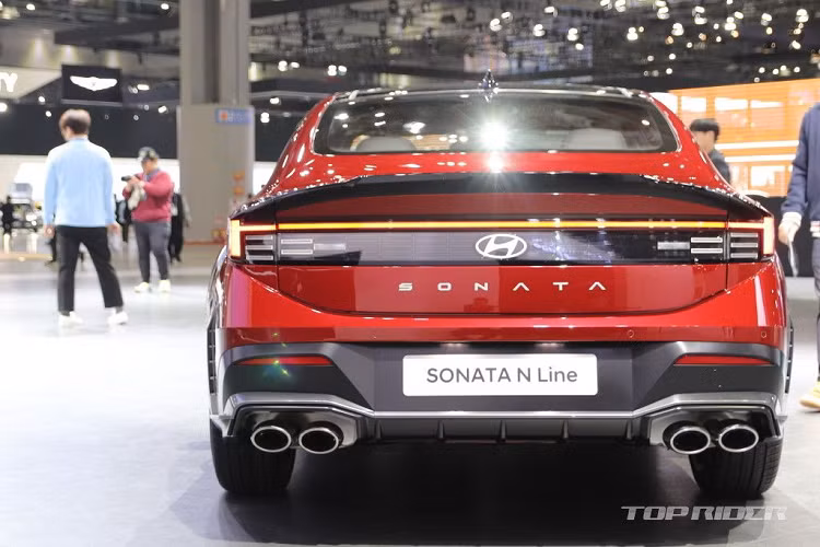 Các trang bị tiện ích đáng chú ý trên Hyundai Sonata 2024 gồm có: hệ thống âm thanh Bose cao cấp, cửa sổ trời toàn cảnh Panorama, hệ thống đèn viền nhiều màu, tính năng cập nhật phần mềm qua WiFi, camera hành trình, cửa cốp chỉnh điện rảnh tay, nhớ vị trí ghế lái và công nghệ Digital Key 2 - cho phép người lái mở cửa/khởi động máy bằng ứng dụng trên điện thoại .