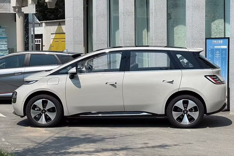 Baojun - thương hiệu con của liên doanh SAIC-GM-Wuling (SGMW) và cao cấp hơn Wuling - định vị Yunduo trong phân khúc MPV thuần điện. Tuy nhiên, trên thực tế, mẫu ôtô điện này sở hữu ngoại hình giống xe hatchback hơn. Với kích thước cụ thể gồm chiều dài 4.295 mm, chiều rộng 1.850 mm, chiều cao 1.652 mm và chiều dài cơ sở 2.700 mm, Baojun Yunduo là xe điện hạng C, tương tự những đối thủ như BYD Dolphin hay MG Mulan (MG4 Electric).