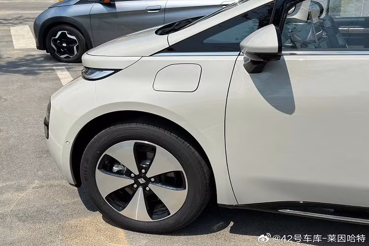 Nắp ca-pô của Baojun Yunduo khá ngắn trong khi cổng sạc nằm ở chắn bùn trước bên trái. Thiết kế sườn xe khá mượt mà vì ít đường dập gân. Tại đây, xe còn được trang bị tay nắm cửa ẩn, các cột sơn đen tạo hiệu ứng nóc lơ lửng, đường chân kính thẳng tắp và nẹp mạ crôm trang trí nằm sát bậc cửa. Vành la-zăng của xe là loại hợp kim với thiết kế 5 chấu phay xước.