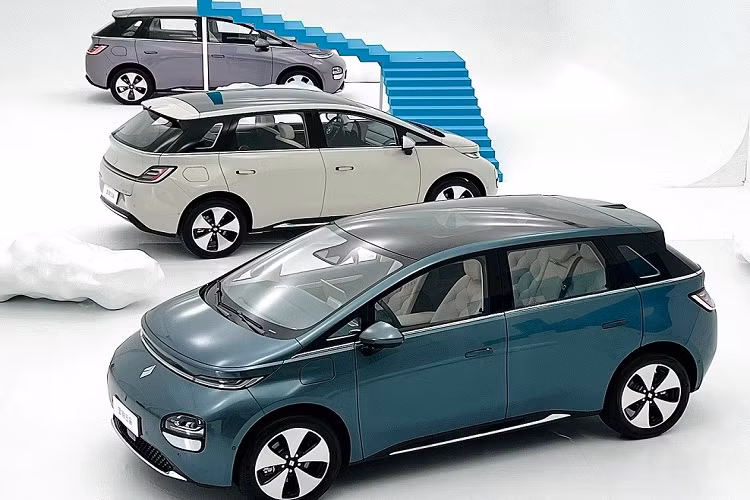 Nguồn cung cấp sức mạnh cho mẫu ôtô Trung Quốc này là mô-tơ điện mạnh 100 kW (khoảng 136 mã lực). Hiện giá xe Baojun Yunduo 2024 chưa được công bố. Tuy nhiên, xe được dự đoán sẽ có giá nằm trong khoảng 150.000 Nhân dân tệ (tương đương 494 triệu đồng).