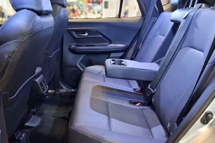 Tại Indonesia, mẫu SUV cỡ B này sở hữu đèn pha LED, đèn LED định vị ban ngày, đèn sương mù trước, đèn chào mừng, vành hợp kim 17 inch hoặc 18 inch, đèn hậu LED kết hợp Halogen và cửa cốp chỉnh điện tích hợp cảm biến đá cốp.