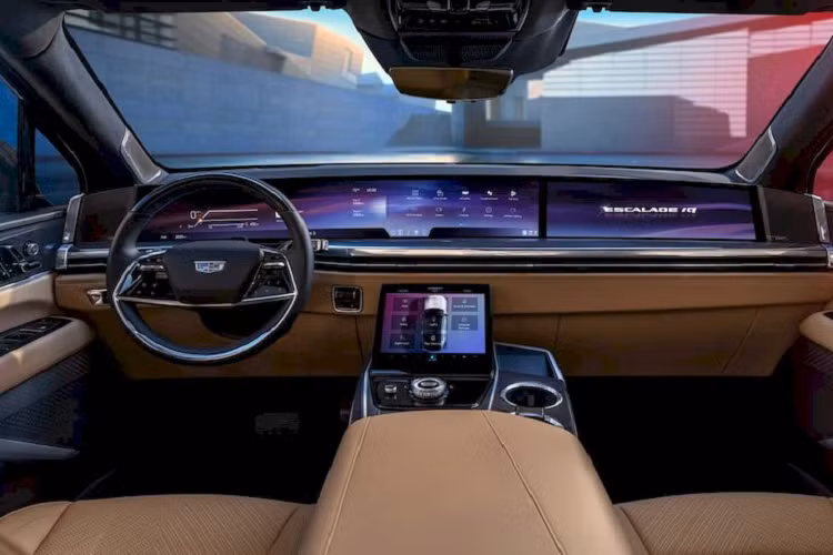 Cadillac Escalade IQ 2025 có không gian nội thất gồm nhiều trang bị hiện đại và vật liệu cao cấp với màn hình 55 inch trải dài hết mặt táp lô, bao gồm cụm đồng hồ lái, màn hình giải trí trung tâm và màn hình phụ dành cho người ngồi ở bên phụ. Phía dưới màn hình cỡ khủng này là một màn hình nhỏ hơn 11 inch để điều khiển điều hòa và các chức năng cài đặt khác.