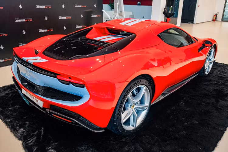 Ở thiết kế, siêu xe mui trần Ferrari 296 GTS không có nhiều thay đổi so với bản Ferrari 296 GTB, việc giúp phần mui xe có thể đóng/mở đã làm cho hãng xe Ý phải thiết kế thêm chỗ chứa mui, điều này đã khiến trọng lượng của xe cũng nặng hơn 70 kg so với Ferrari 296 GTB.