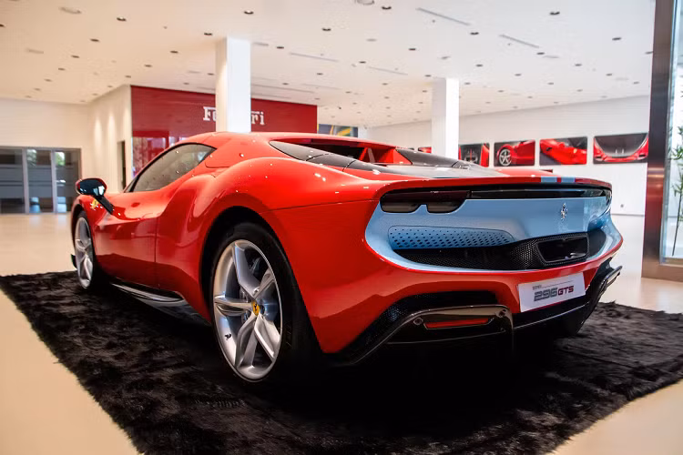 Ferrari 296 GTS có công suất tối đa 654 mã lực và mô-men xoắn cực đại 425 Nm được sản sinh ra từ khối động cơ xăng V6, dung tích 2.9 lít, tăng áp, như bản Coupe. Ngoài ra, động cơ điện được lắp đặt giữa động cơ đốt trong và hộp số 8 cấp giúp phiên bản mui trần của xe có thêm công suất tối đa 164 mã lực và mô-men xoắn cực đại 315 Nm.