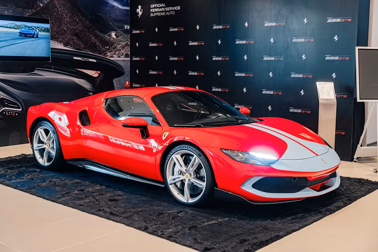Mức giá xe Ferrari 296 GTS tại Việt Nam từ 23 tỷ đồng, chưa bao gồm chi phí đăng ký biển số. Đáng chú ý, những khách hàng mua xe cần đặt cọc số tiền lên tới 2,5 tỷ đồng, mức rất thấp so với giá trị xe. Xe trưng bày tại sự kiện ra mắt thuộc dạng tạm nhập tái xuất, không phải xe bàn giao cho khách hàng.