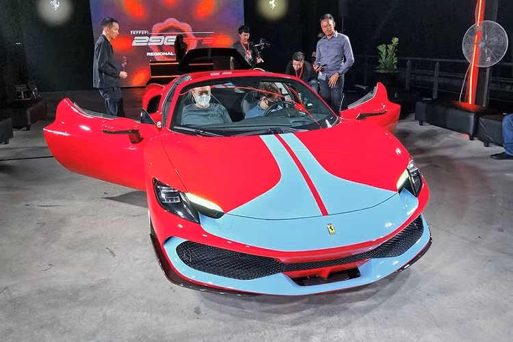 Sau 4 tháng ra mắt siêu xe Ferrari 296 GTB tại thị trường Việt Nam, Supreme Auto, đơn vị phân phối chính hãng các dòng xe Ferrari tại Việt Nam đã tiếp tục giới thiệu phiên bản mui trần của mẫu xe này mang tên gọi Ferrari 296 GTS mui trần.