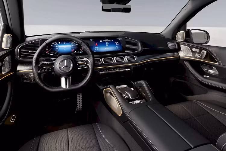 Mercedes-Benz GLS 2024 có thêm hai màu da mới cho nội thất và đi kèm với gỗ vôi màu nâu bóng theo tiêu chuẩn. Các chi tiết sơn mài piano đen bóng trước đây chỉ có trên bản siêu sang Maybach GLS 600 đời cũ thì nay cũng đã được áp dụng cho toàn bộ danh mục GLS 2024.